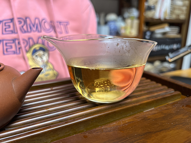 图为勐海茶厂2001年101批大红印圆茶