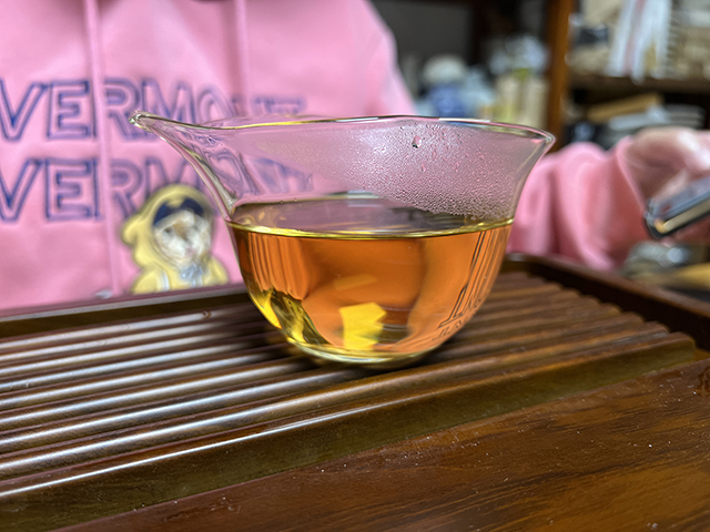 图为勐海茶厂2001年101批大红印圆茶