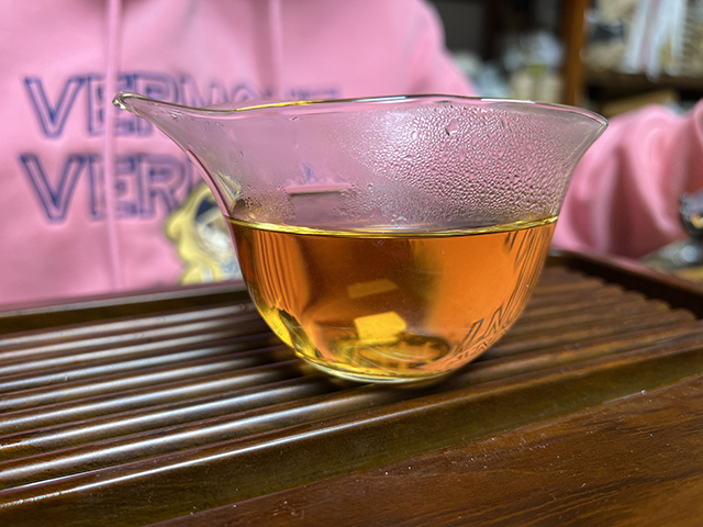 图为勐海茶厂2001年101批大红印圆茶