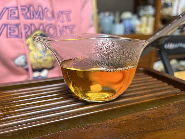 图为勐海茶厂2001年101批大红印圆茶