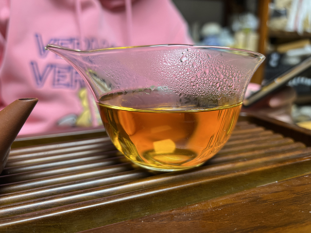 图为勐海茶厂2001年101批大红印圆茶