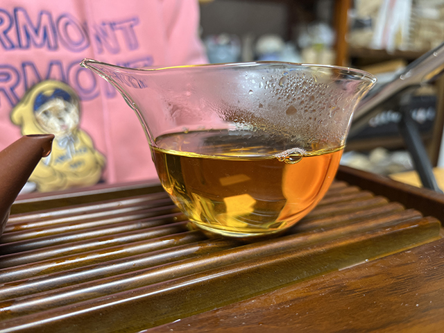 图为勐海茶厂2001年101批大红印圆茶