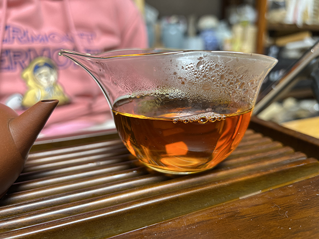 图为勐海茶厂2001年101批大红印圆茶