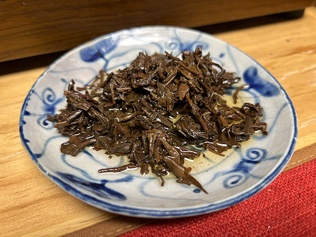 图为勐海茶厂2001年101批大红印圆茶