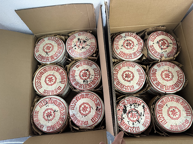 图为勐海茶厂2001年101批大红印圆茶