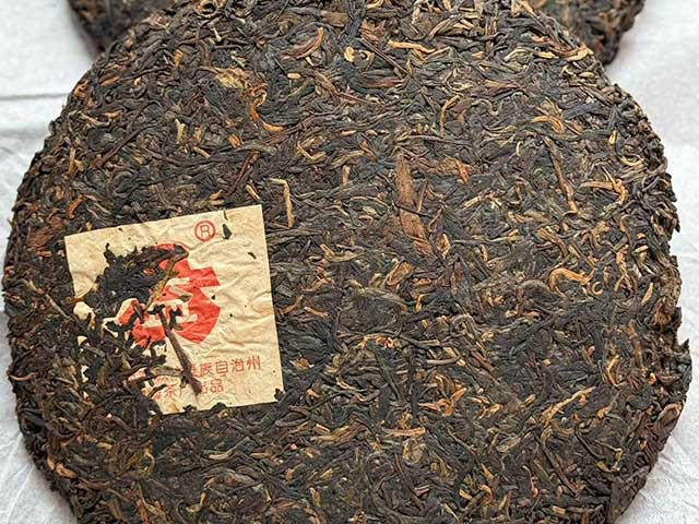 图为大益2004年402批大叶青