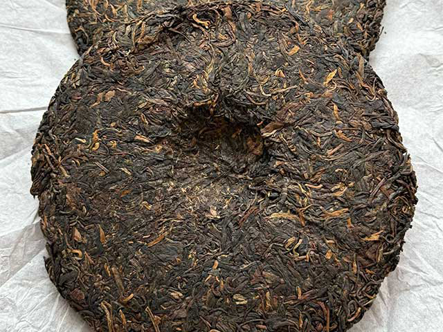 图为大益2004年402批大叶青