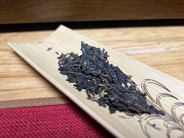 图为大益2004年402批大叶青