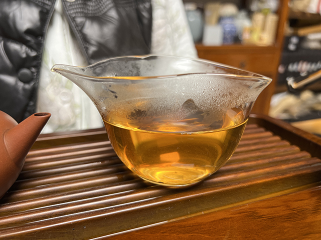 图为大益2004年402批大叶青