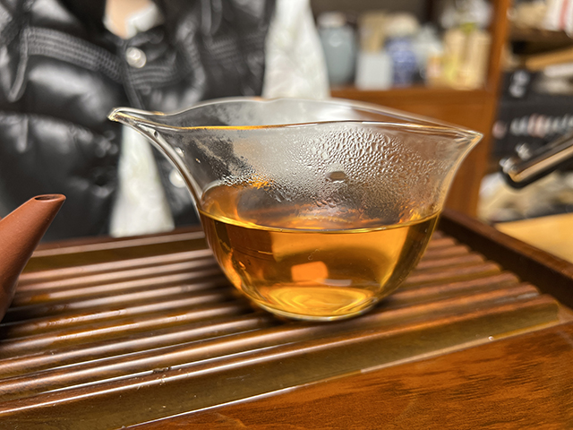 图为大益2004年402批大叶青