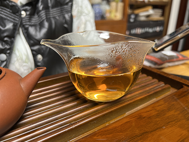 图为大益2004年402批大叶青