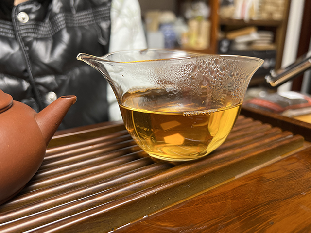 图为大益2004年402批大叶青