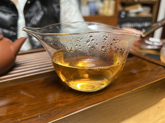 图为大益2004年402批大叶青