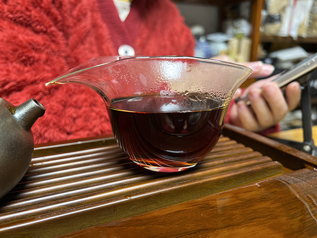 图为春城茶厂1989年春城铁饼福字饼