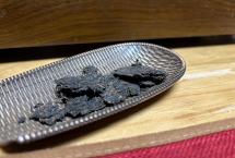 除了甜厚滑滑，更难得的是饮后的清凉感：春城铁饼1989年福饼品鉴