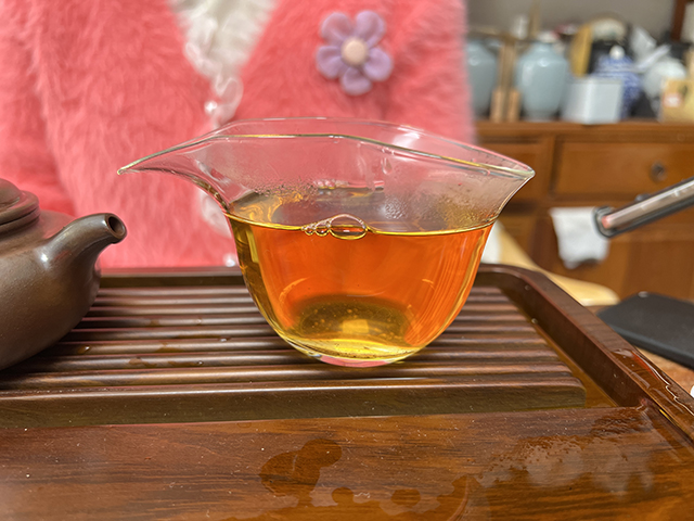 图为2006年601批5861大红印圆茶