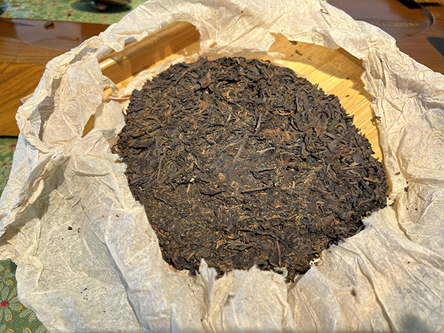 图为1993年勐海茶厂水蓝印青饼