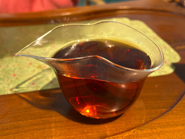 图为1993年勐海茶厂水蓝印青饼