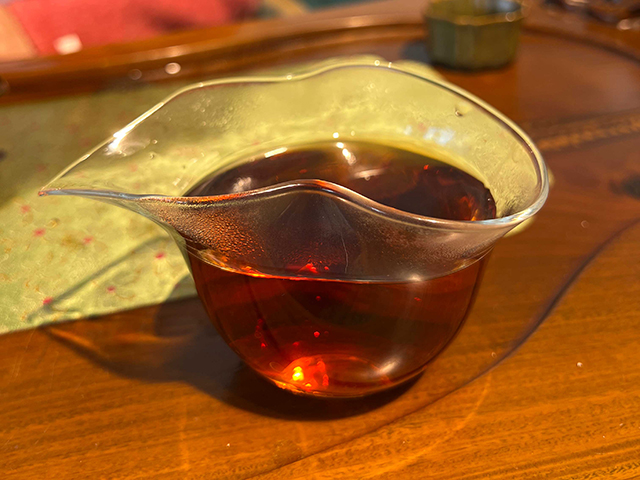 图为1993年勐海茶厂水蓝印青饼