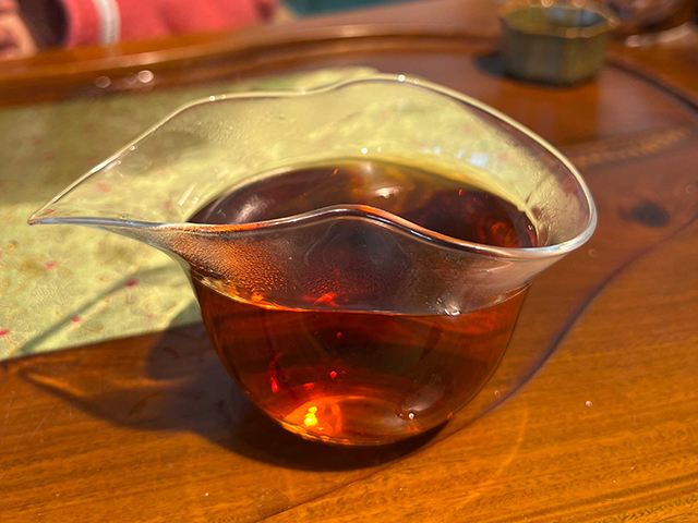 图为1993年勐海茶厂水蓝印青饼