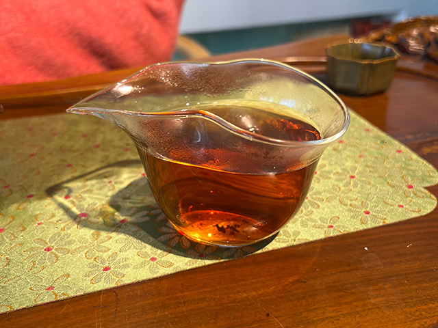 图为1993年勐海茶厂水蓝印青饼