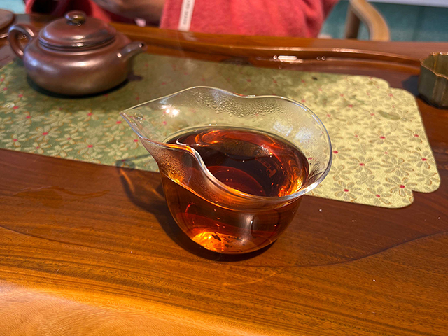 图为1993年勐海茶厂水蓝印青饼