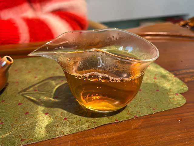 图为郎河茶厂2000年易武乔木野生茶易武熊猫饼