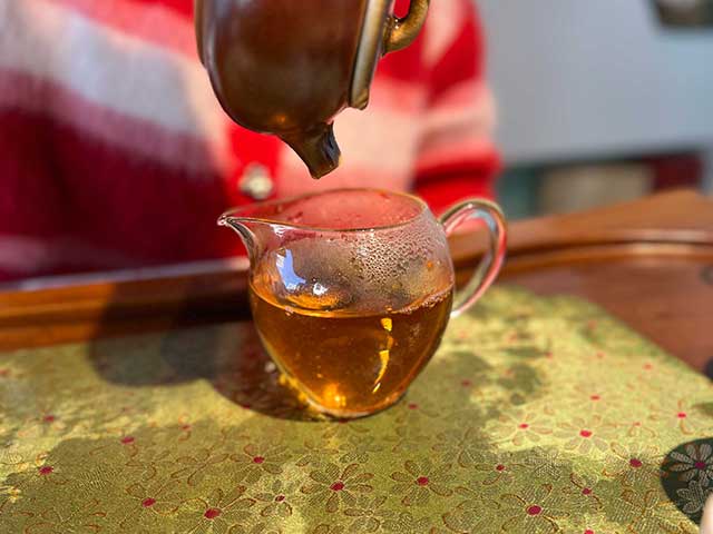 图为郎河茶厂2000年易武乔木野生茶易武熊猫饼