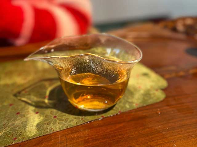 图为郎河茶厂2000年易武乔木野生茶易武熊猫饼