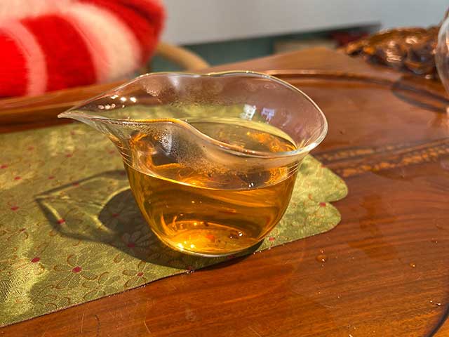 图为郎河茶厂2000年易武乔木野生茶易武熊猫饼