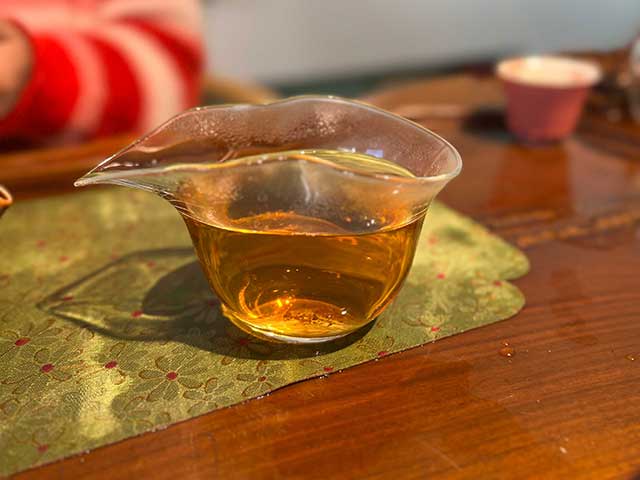 图为郎河茶厂2000年易武乔木野生茶易武熊猫饼