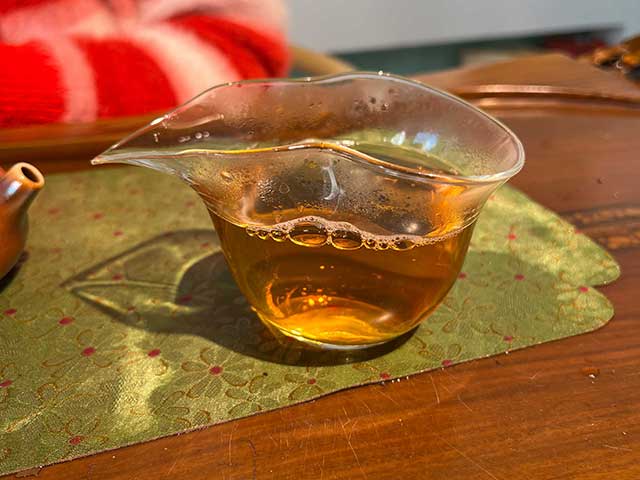 图为郎河茶厂2000年易武乔木野生茶易武熊猫饼