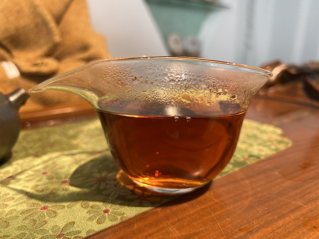 图为勐海茶厂2002年红大益茶柱熟茶