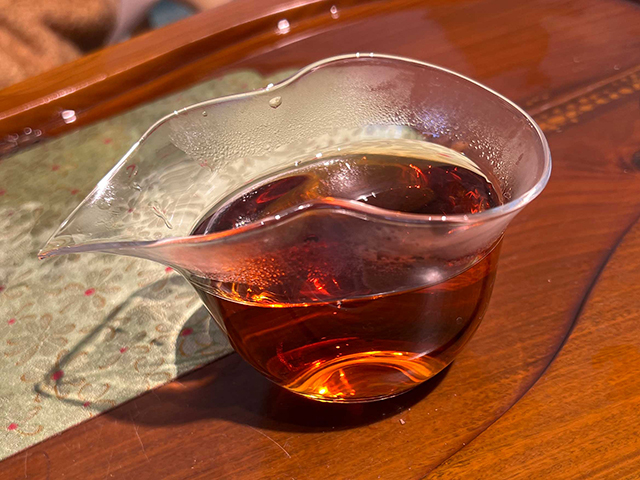 图为勐海茶厂2002年红大益茶柱熟茶