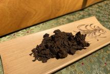 试喝勐海茶厂2002年红大益茶柱：慢热的老茶，三泡之后才见真章