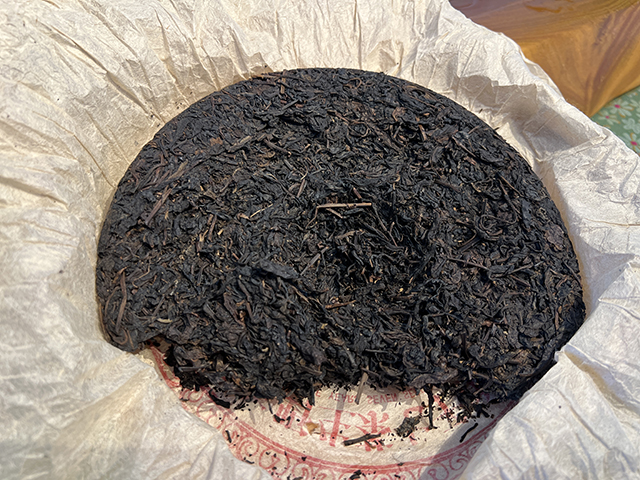 图为春城茶厂2003年千家寨野生青饼