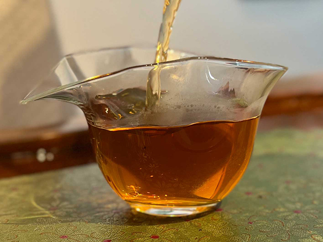 图为春城茶厂2003年千家寨野生青饼