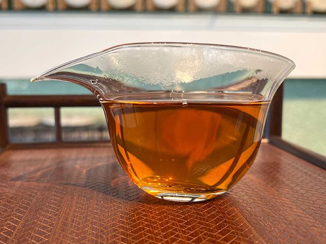 图为春城茶厂2003年千家寨野生青饼