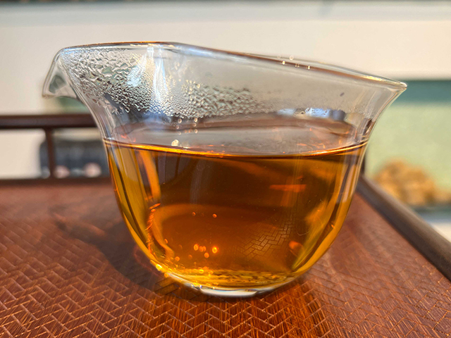 图为春城茶厂2003年千家寨野生青饼