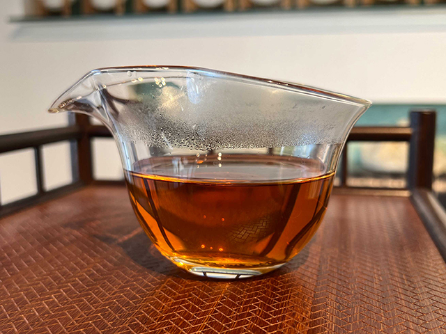 图为春城茶厂2003年千家寨野生青饼