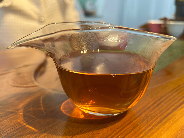 图为春城茶厂2003年千家寨野生茶青饼