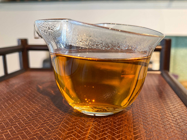 图为春城茶厂2003年千家寨野生茶青饼