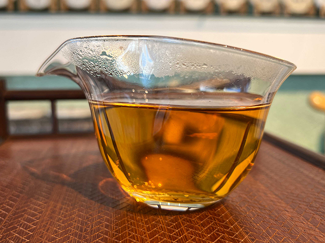 图为春城茶厂2003年千家寨野生茶青饼