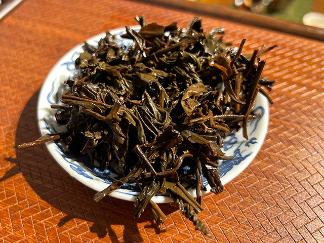 图为春城茶厂2003年千家寨野生茶青饼