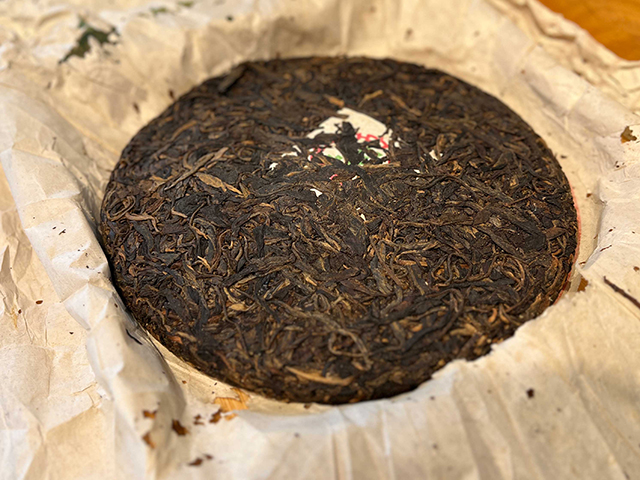 图为1999年9901大红印易武圆茶