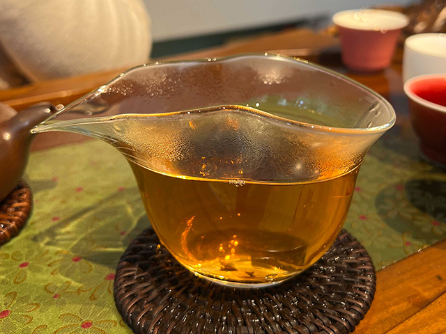 图为1999年9901大红印易武圆茶