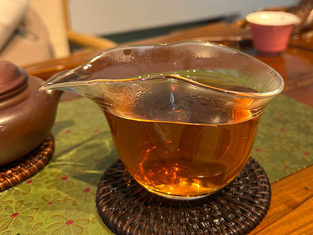 图为1999年9901大红印易武圆茶