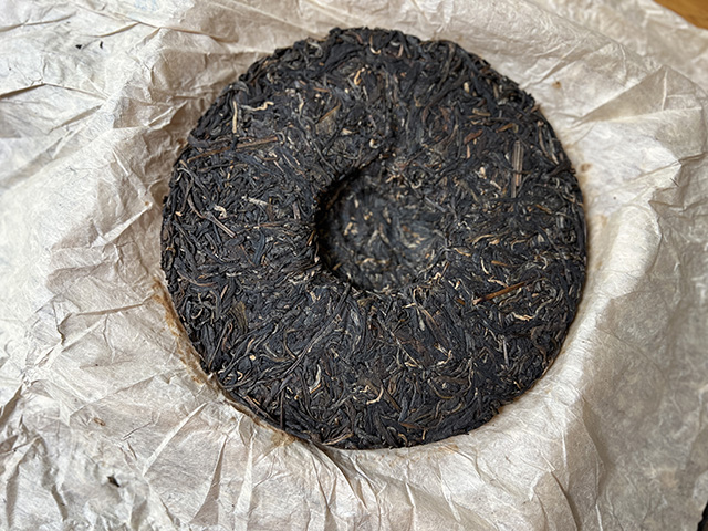 图为2010年易武刮风寨茶王树古树青饼