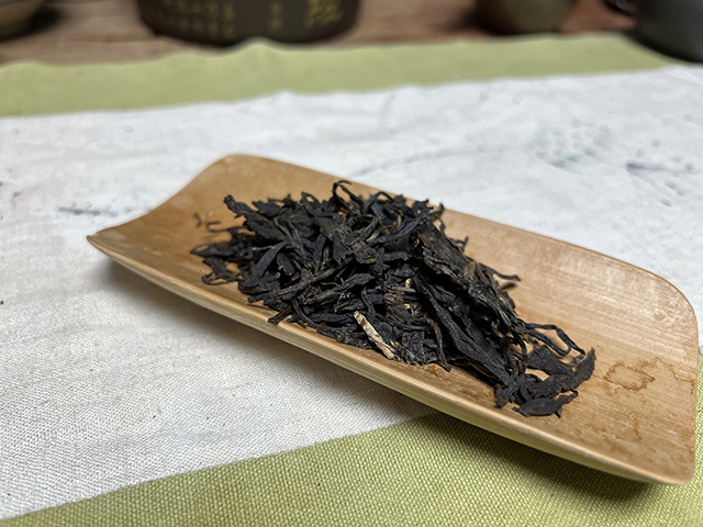 图为2010年易武刮风寨茶王树古树青饼