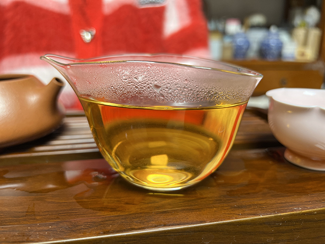 图为2010年易武刮风寨茶王树古树青饼